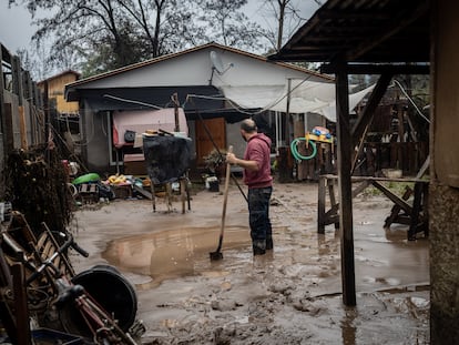 Pablo Espinoza Aros realiza labores de limpieza del barro que ha quedado en su vivienda de la comuna de Coltauco en la Región de O’Higgins, luego del el desborde del Rio Cachapoal, en Chile.