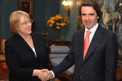 José María Aznar saludando a la presidenta chilena Michelle Bachelet