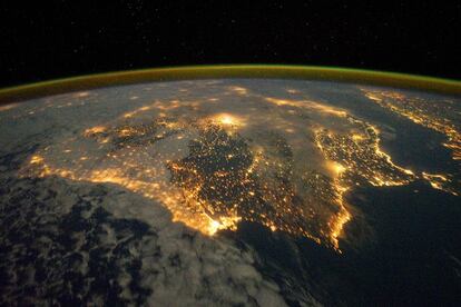 This is how beautiful the Iberian peninsula looks from above. The image was captured by a 24mm lens on a Nikon D3S situated around 350 kilometers above the surface of the Earth – the average altitude of the International Space Station (ISS) as it orbits around the planet. This shot of Spain – one of many taken from the ISS – is dated December 4, 2011.