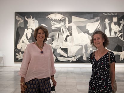 Isabel Almazán y Beatriz Ganuza posaban el jueves delante del 'Guernica', en el Museo Reina Sofía (Madrid).