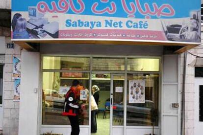 Jóvenes palestinas conversan en el interior del Sabaya Net Café de Ramala.