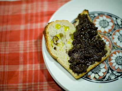 Tostaditas con paté de higos y aceitunas