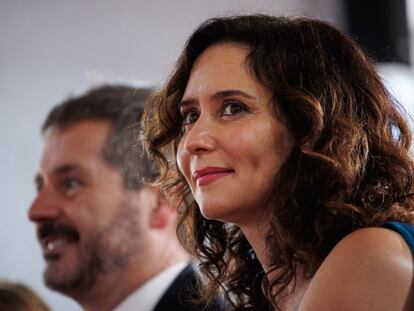 La presidenta de la Comunidad de Madrid, Isabel Díaz Ayuso, junto al consejero de Cultura regional, Mariano de Paco.