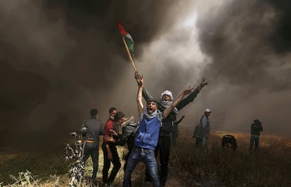 Manifestantes palestinos en la frontera de la franja de Gaza con Israel, en abril de 2018.