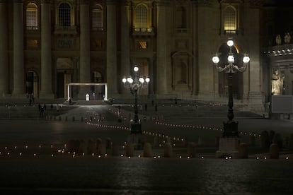 <p><b>La Semana Santa más triste</b><p/> Nunca la plaza de San Pedro de Roma había estado tan desierta como durante el vía crucis oficiado por el papa Francisco el 10 de abril de 2020, con el mundo en mitad de una de las grandes crisis de la historia e Italia con centenares de muertes cada día.<br><br><i>“Fue surrealista. Al llegar vi a 50 periodistas en fila con sus teleobjetivos y más de 20 policías. La plaza estaba vacía de las sillas que la ocupan habitualmente. Apareció el Papa y dio una misa sombría en medio de la oscuridad. Incluso los grandes monitores de televisión estaban apagados para no atraer a los fieles”.</i><br>