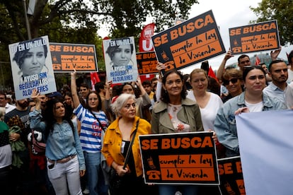 La concejala del PSOE en el Ayuntamiento de Madrid y exministra, Reyes Maroto (en el centro), asiste a la protesta a favor del derecho a una vivienda en el centro de Madrid.