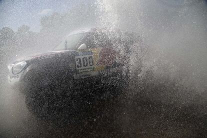 Nasser Al-Attiyah y Matthieu Baumel, pasados por agua, durante la etapa prólogo entre Buenos Aires y Rosario.