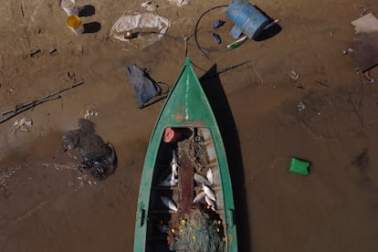 Un bote pesquero descansa sobre el río Paraná esperando su turno para levantar la red en la comunidad del Espinillo.