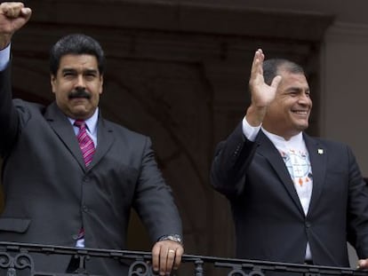 Nicolás Maduro en su llegada a Quito con el presidente Rafael Correa.