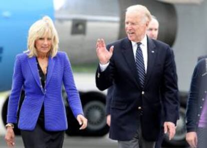 El vicepresidente de Estados Unidos, Joe Biden (d), y su esposa, Jill Biden (i), a su llegada al aeropuerto militar de Catam el pasado 26 de mayo, en Bogotá (Colombia).