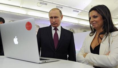 Vladimir Putin y la redactora jefe de RT, Margarita Simonyan, para el décimo aniversario del canal estatal el 10 de diciembre de 2015, Moscú
