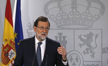 El presidente del Gobierno, Mariano Rajoy, en el Palacio de la Moncloa durante su discurso en respuesta al President de la Generalitat.