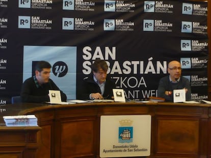De izquierda a derecha Roke Akizu, de la Diputación guipuzcoana, el edil donostiarra Josu Ruiz y Manu Narváez, director de San Sebastián Turismo.
