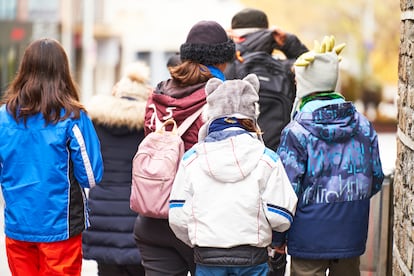 El padre pastor o pastora se encarga de llevar a una extraescolar a varios niños de clase, a los que acompaña por la calle con instrucciones de ganadero.