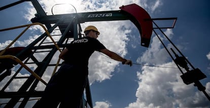 Un trabajador comprueba un cable de la estación de bombeo de petróleo durante un mantenimiento rutinario en la planta petrolera de la empresa checa MND en Uhrice, República Checa. 