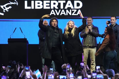 Javier Milei y Karina Milei en el cierre de campaña, en Moreno, Buenos Aires este miércoles.