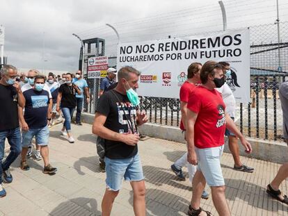 Trabajadores de Nissan se concentran en las inmediaciones de la planta de Zona Franca, de Barcelona, este martes.