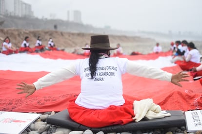 Protesta de mujeres por los casos de esterilización forzada en Perú. 