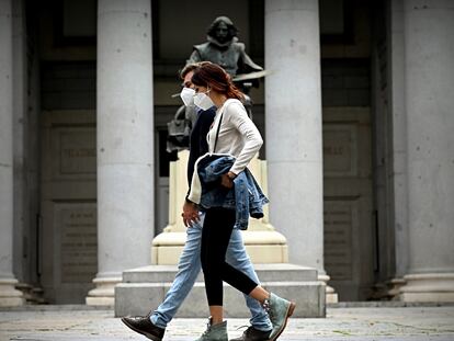 Una pareja pasea en Madrid el 29 de octubre.