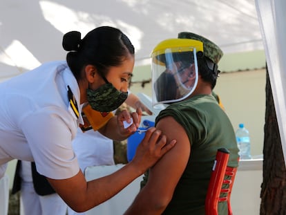 La enfermera Mercedes José aplica una inyección a un militar este domingo 27 de diciembre.
