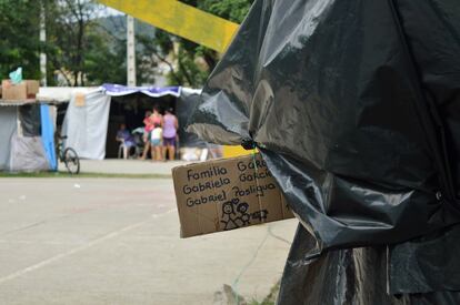 En los albergues, las familias se identifican con un cartel. 