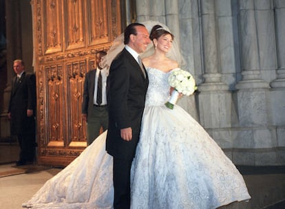 Thalía y Tommy Motola, en su boda en la catedral de San Patricio en Nueva York el 2 de diciembre de 2000.