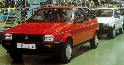 El primer Seat Ibiza fabricado en la antigua planta de la Zona Franca de Barcelona, en 1984.