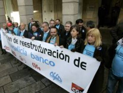 Los representantes sindicales de Novagalicia Banco han realizado un paro en las negociaciones que mantienen con su empresa en la sede de Santiago de Compostela para pedir la no reestructuración del Banco.