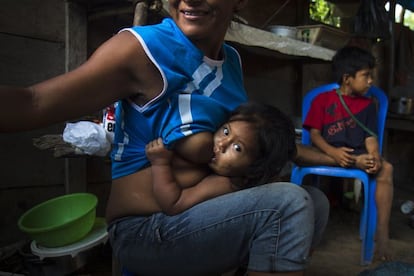 En Puerto Luz, la organización es comunitaria y autosuficiente. Para lograr este delicado equilibrio, el papel de la mujer es fundamental. Sus obligaciones van desde la obtención de recursos, pescando o trabajando el huerto o 'chacra', a la organización de la vida familiar. También son responsables de la educación de los hijos y de la transmisión de la cultura harakmbut; sin ellas, la comunidad estaría vacía. La protección que ejercen y el sentimiento de unión que desprenden atan unos lazos que cada vez están más lejanos y tensos de las raíces ancestrales que los identifican.