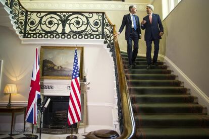 John Kerry y su homólogo británico, Philip Hammond.