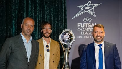 Vadillo, Barrón y Tirado, con el trofeo de la Champions de fútbol sala.