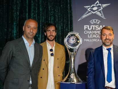 Vadillo, Barrón y Tirado, con el trofeo de la Champions de fútbol sala.