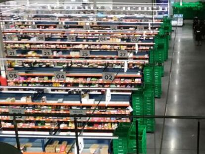 La cadena de supermercados tiene en marcha ya en Valencia el primer macroalmacén destinado exclusivamente a pedidos en Internet y planea abrir una docena más