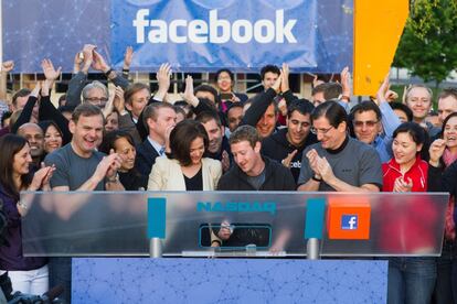 Mark Zuckerberg acciona la campana del Nasdaq desde la sede de la compa?a en California, en una imagen proporcionada por la compa?a Facebook.