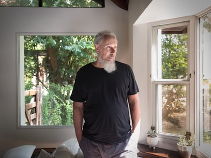 Eduardo Longoni en su casa de Buenos Aires, tras la entrevita con EL PAÍS.