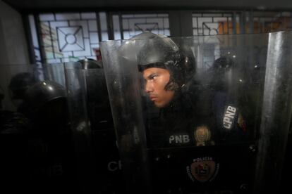 La policía vigila un centro de votación durante las elecciones presidenciales en Caracas.