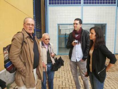 La diputada Ione Belarra, junto a miembros de ONG, en el patio del CIE.