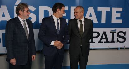 D'esquerra a dreta: Juan Luis Cebrián, president executiu de PRISA; Albert Rivera, líder de Ciutadans, i Antonio Caño, director d'EL PAÍS.