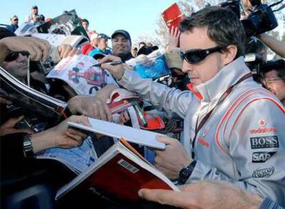 Alonso firma autógrafos ayer en Melbourne (Australia).