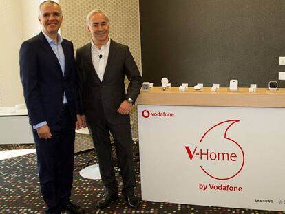 De izquierda a derecha, Celestino Garc&iacute;a (Samsung) y Antonio Coimbra (Vodafone), en la presentaci&oacute;n del acuerdo, en el MWC18 de Barcelona.  