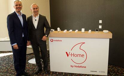 De izquierda a derecha, Celestino García (Samsung) y Antonio Coimbra (Vodafone), en la presentación del acuerdo, en el MWC18 de Barcelona.