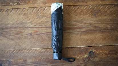 Este es uno de los mejores paraguas para la lluvia que se puede comprar en Amazon