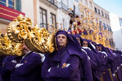 Throne men, who support the religious floats on their shoulders, carry Our Father Jesus Nazareno of the Steps on Mount Calvary in Málaga on April 16, 2019.