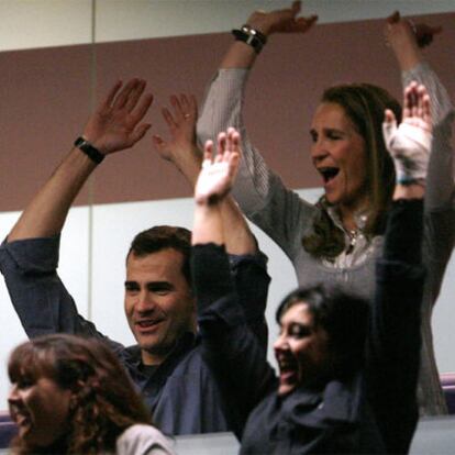 La infanta Elena y el príncipe Felipe hacen la ola durante el recital de Springsteen