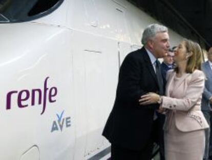 La ministra de Fomento, Ana Pastor, y su homólogo francés, Frédéric Cuvillier a la salida del tren con destino París