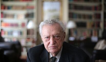 Fernando Álvarez de Miranda, el lunes, en el salón de su casa de Madrid.