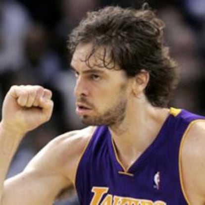 Pau Gasol celebra una canasta.