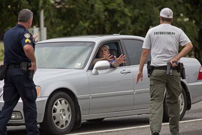 La policía identifica a un conductor, que muestra sus manos en gesto defensa, en las inmediaciones donde se produjo el tiroteo en Baton Rouge.