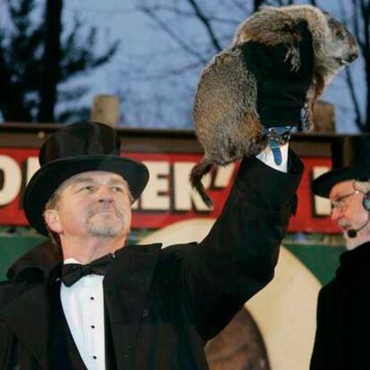 Un miembro del Círculo Interior de Punxsutawney eleva a la marmota Phil