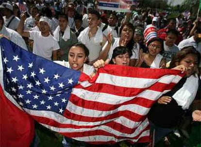 Miles de jóvenes se manifiestan por la regularización de inmigrantes ayer en Denver, Colorado (EE UU).